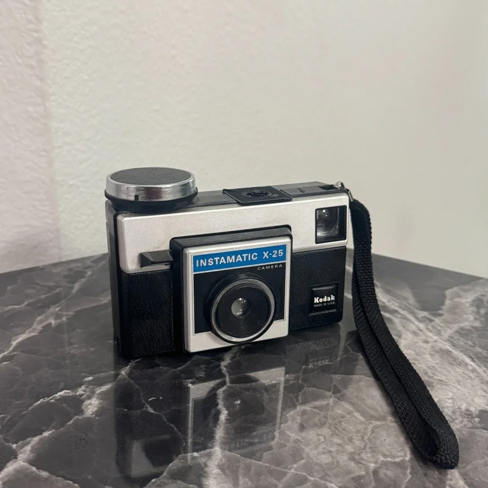 Vintage Kodak Instamatic X-25 126 Film Camera 43mm Lens Shutter Works UNTESTED